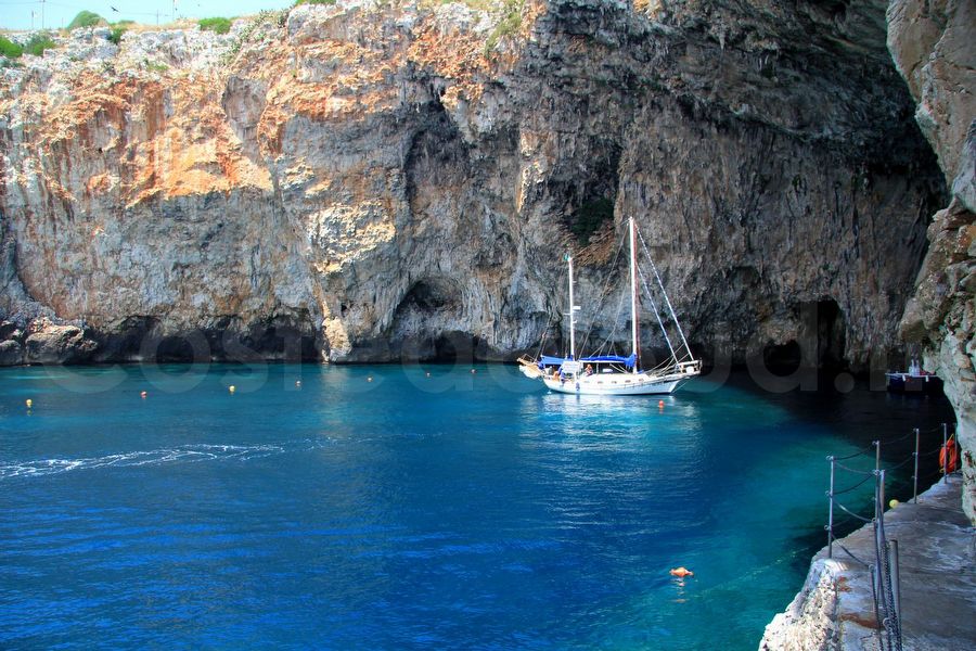 ibarcazione Nella Grotta Zinzulusa